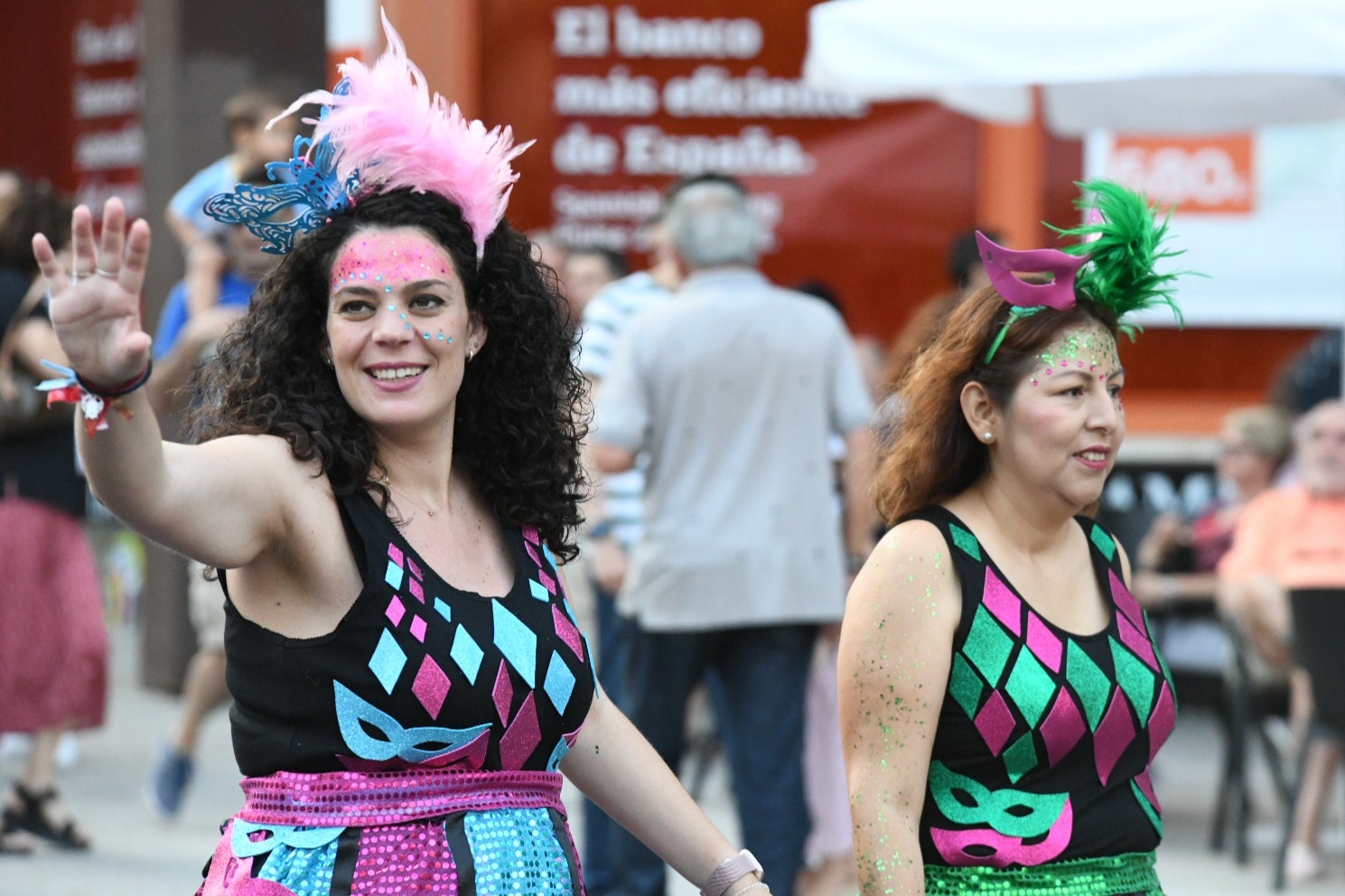 El color y el humor reinan en la cabalgata del ninot de las Hogueras de Alicante