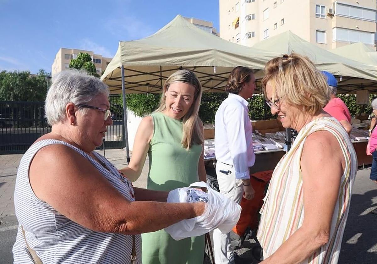 La concejal de Comercio, Lidia López, visita el mercadillo de Urbanova.