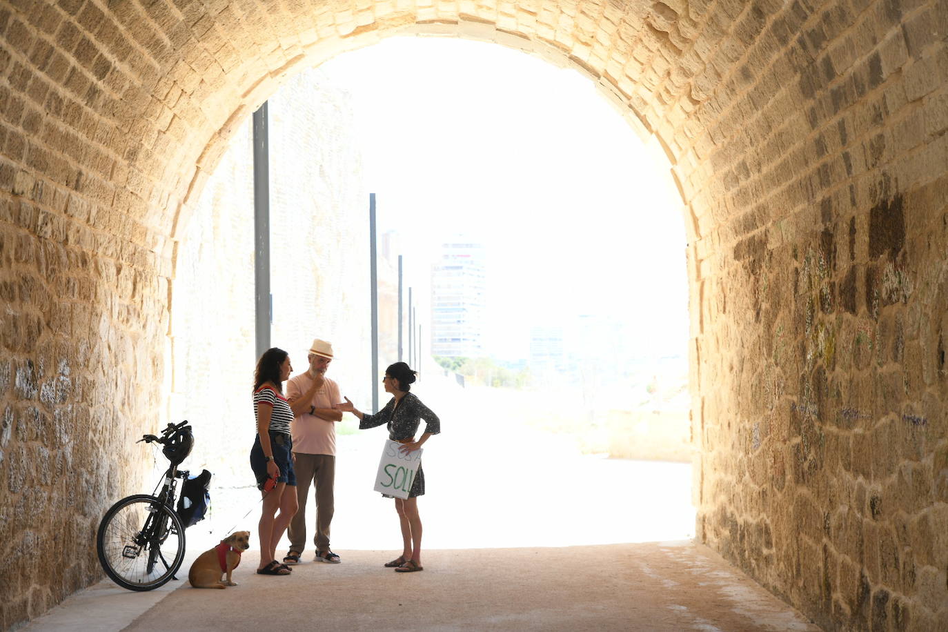 Un paseo por el nuevo verde sobre el mar de Alicante