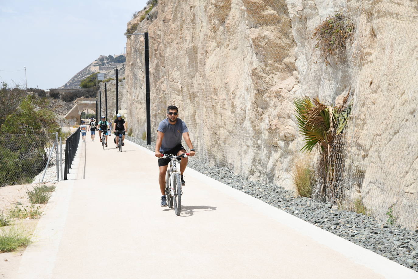 Un paseo por el nuevo verde sobre el mar de Alicante