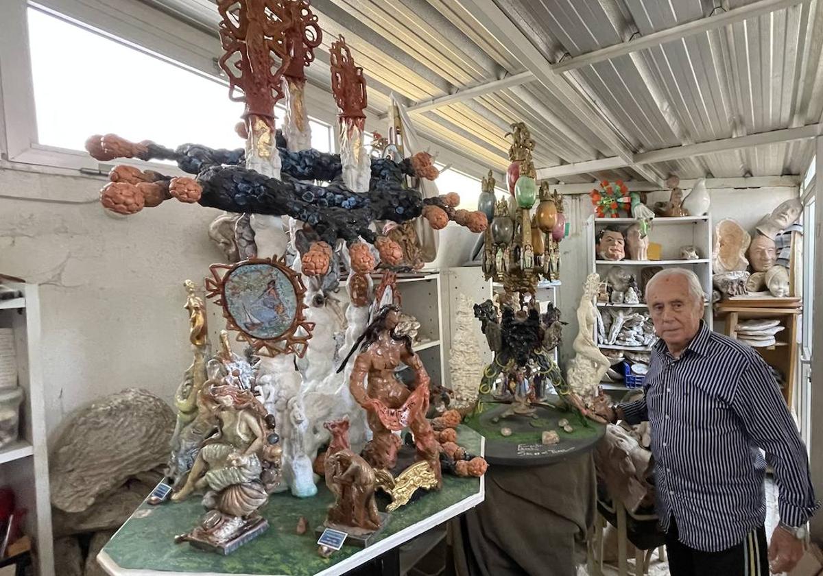 Pedro Soriano junto a las maquetas que almacena en su casa.