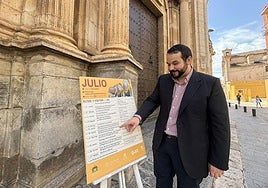 El concejal de Turismo de Orihuela frente a la programación de las rutas.