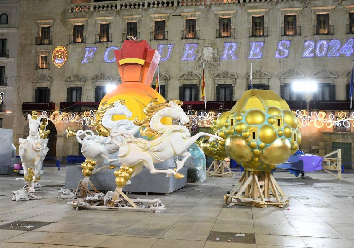 La Hoguera Oficial comienza a alzarse en la plaza del Ayuntamiento