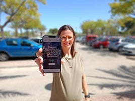 La creadora de la plataforma, Laura, posa con la web en la UMH.