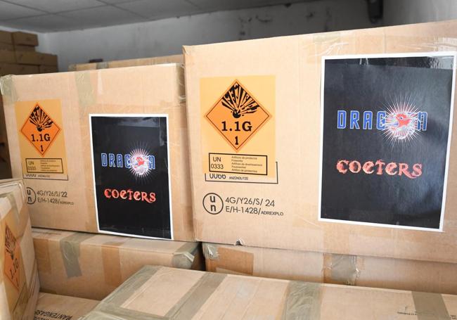 Cajas que guardan el contenido de las mascletàs de Coeters Dragón.