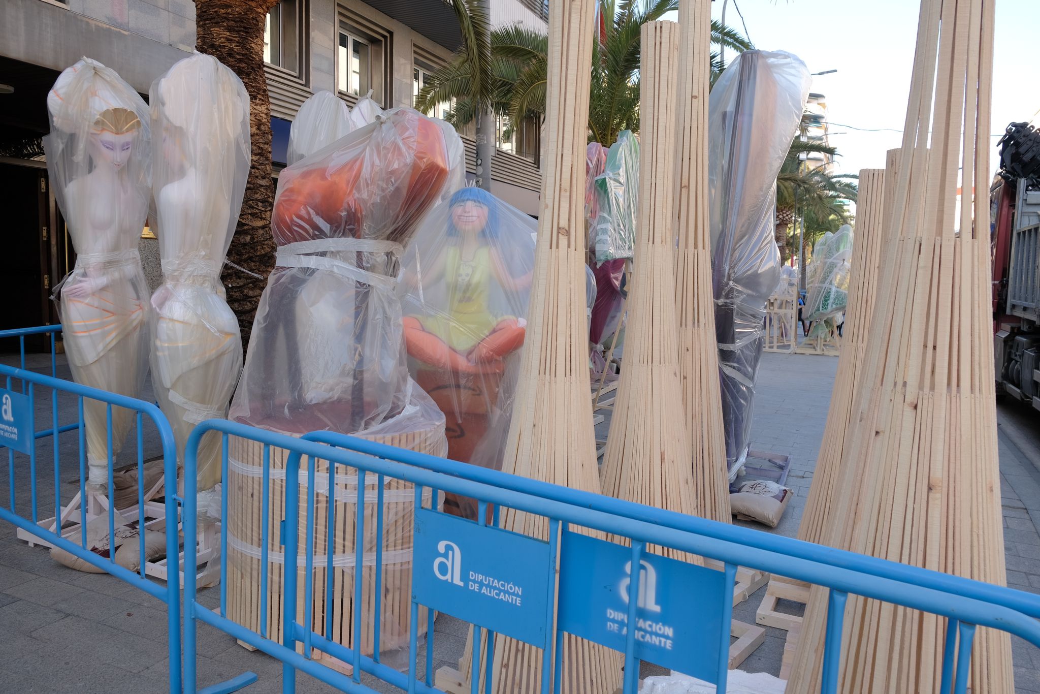 Las Hogueras empiezan a llenar las calles de Alicante