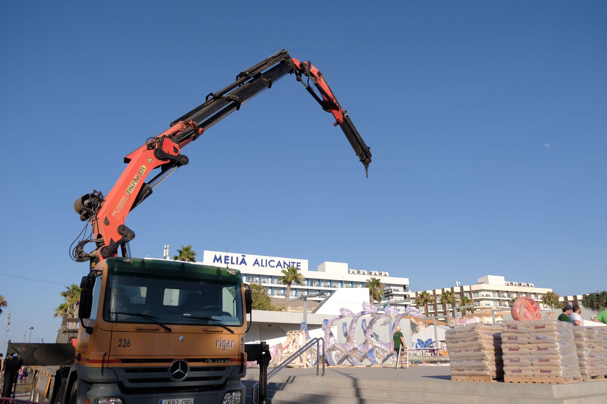 Las Hogueras empiezan a llenar las calles de Alicante