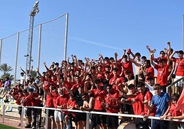 Aficionados del Jove Español durante la promoción de ascenso.