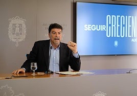 Luis Barcala en la rueda de prensa.