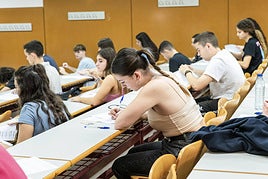 Alumnos realizando la prueba de selectividad en Alicante.