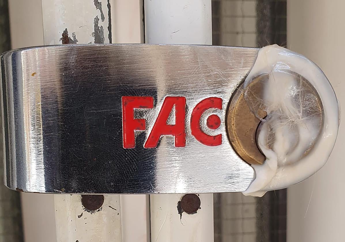 Cerradura vandalizada en la puerta de la sede del PSOE de Alicante.