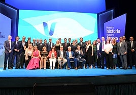 Foto de familia con los homenajeados en la gala de Empresas Centenarias.
