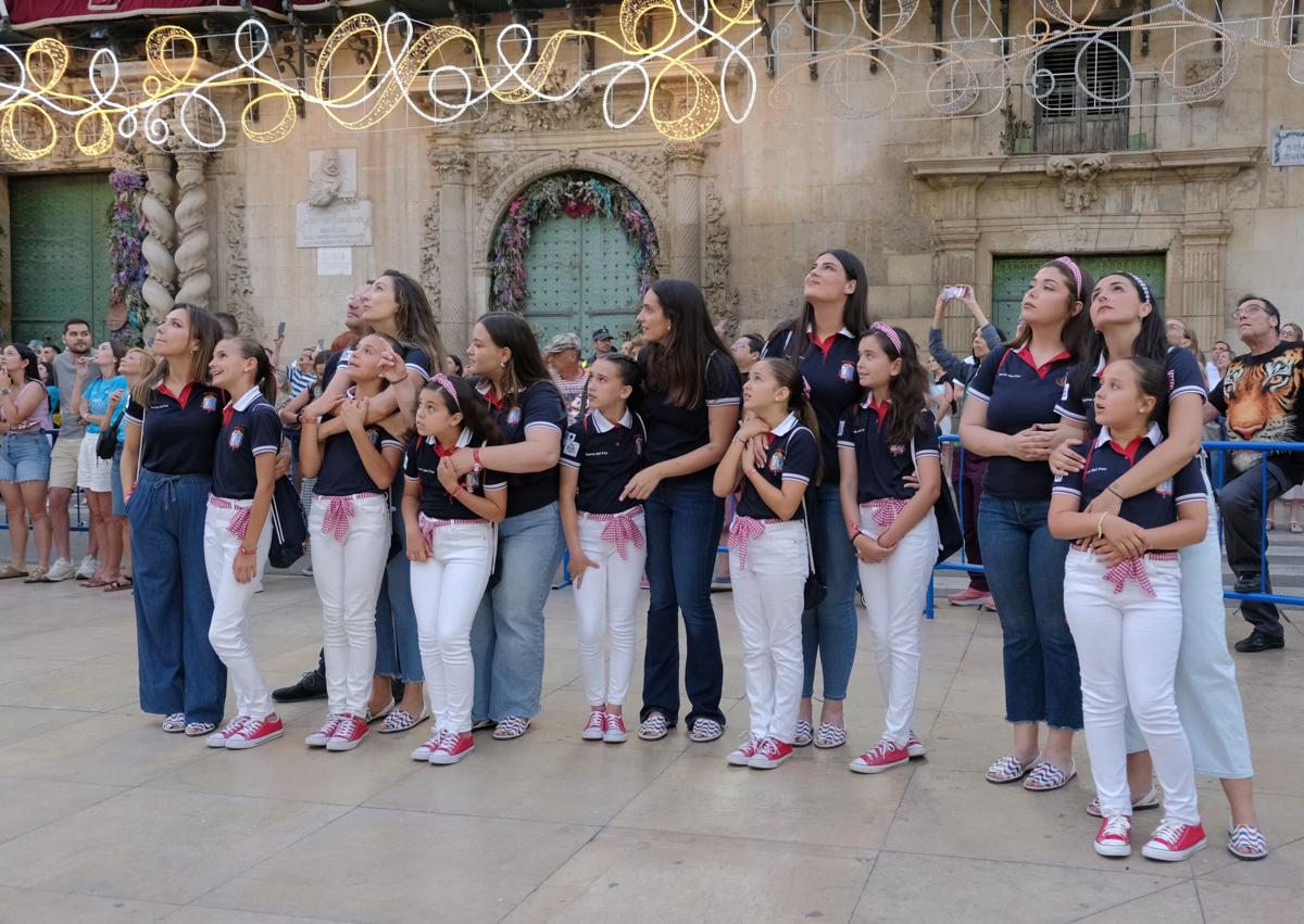 Imagen secundaria 1 - 1.La grua levanta el remate de la hoguera oficial. 2. Las belleas del foc y sus damas observan la plantà. 3. Espadero llora tras la tensión. 