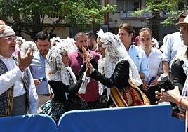 Las belleas del foc, Alba Muñoz y Martina Lloret, durante la mascletà.