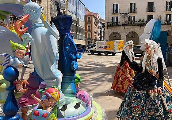 La bellea del foc infantil, Martina Lloret da la primera vuelta a la hoguera oficial infantil 2024.