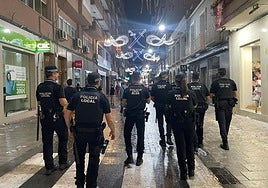Policías municipales de patrulla por las calles de Elda.