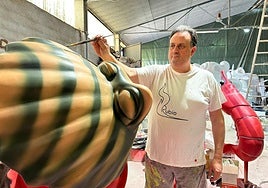 Joaquín Rubio da los últimos toques de pintura a la foguera de Doctor Bergez-Carolinas.