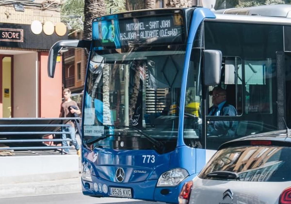 Autobús interurbano de Alicante, a su paso por Alfonso el Sabio.