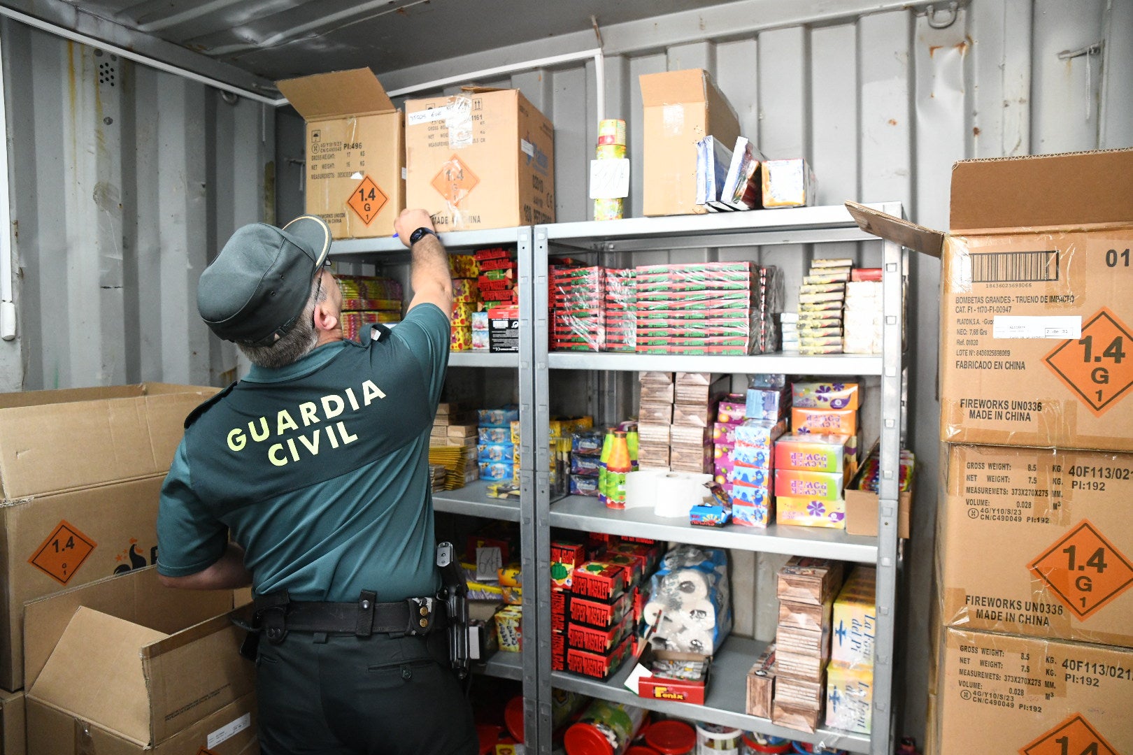 Las inspección de la Guardia Civil en locales de venta de petardos durante las Hogueras de Alicante, en imágenes