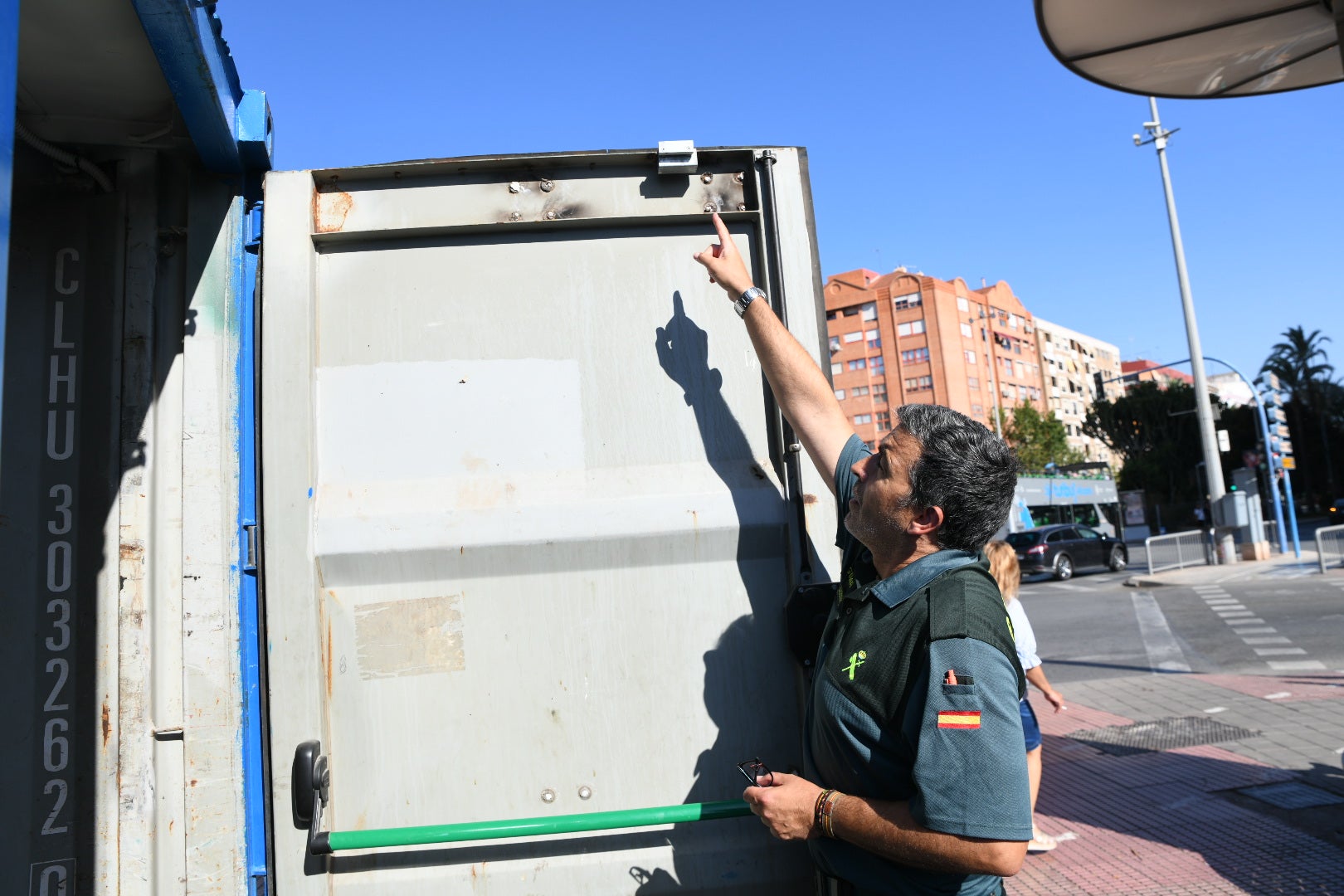 Las inspección de la Guardia Civil en locales de venta de petardos durante las Hogueras de Alicante, en imágenes