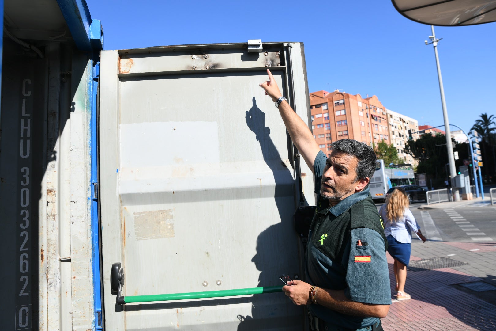 Las inspección de la Guardia Civil en locales de venta de petardos durante las Hogueras de Alicante, en imágenes