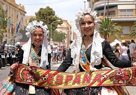 Las belleas del foc, Martina Lloret (i) y Alba Muñoz (d) con una bufanda de la selección.