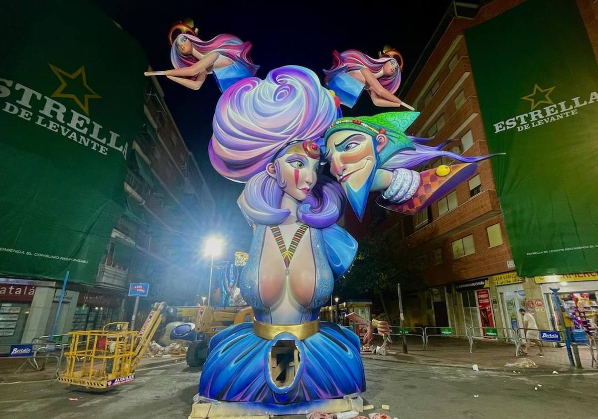 Imagen principal - Las Hogueras de Alicante se hacen gigantes durante la madrugada