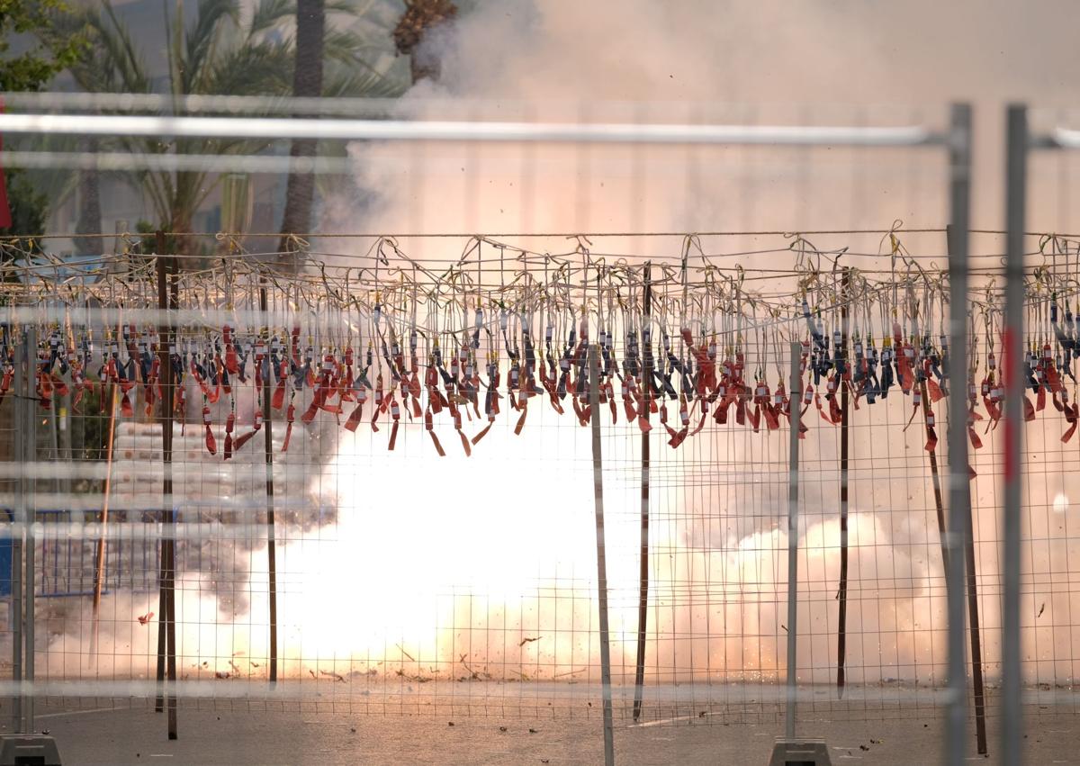 Imagen secundaria 1 - Varios momentos de la mascletà de Coeters Dragón.