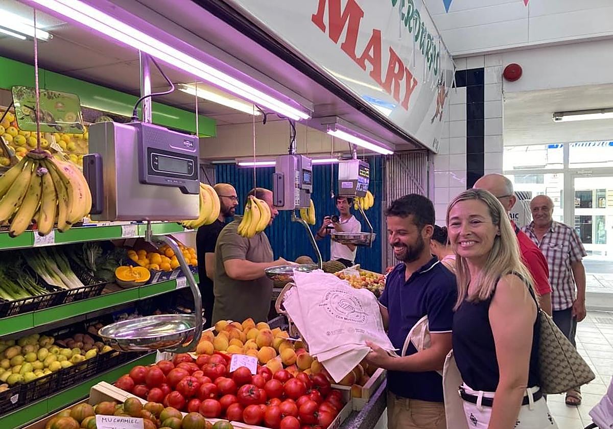 La concejal de Comercio, Lidia López, en un puesto de los mercados municipales.