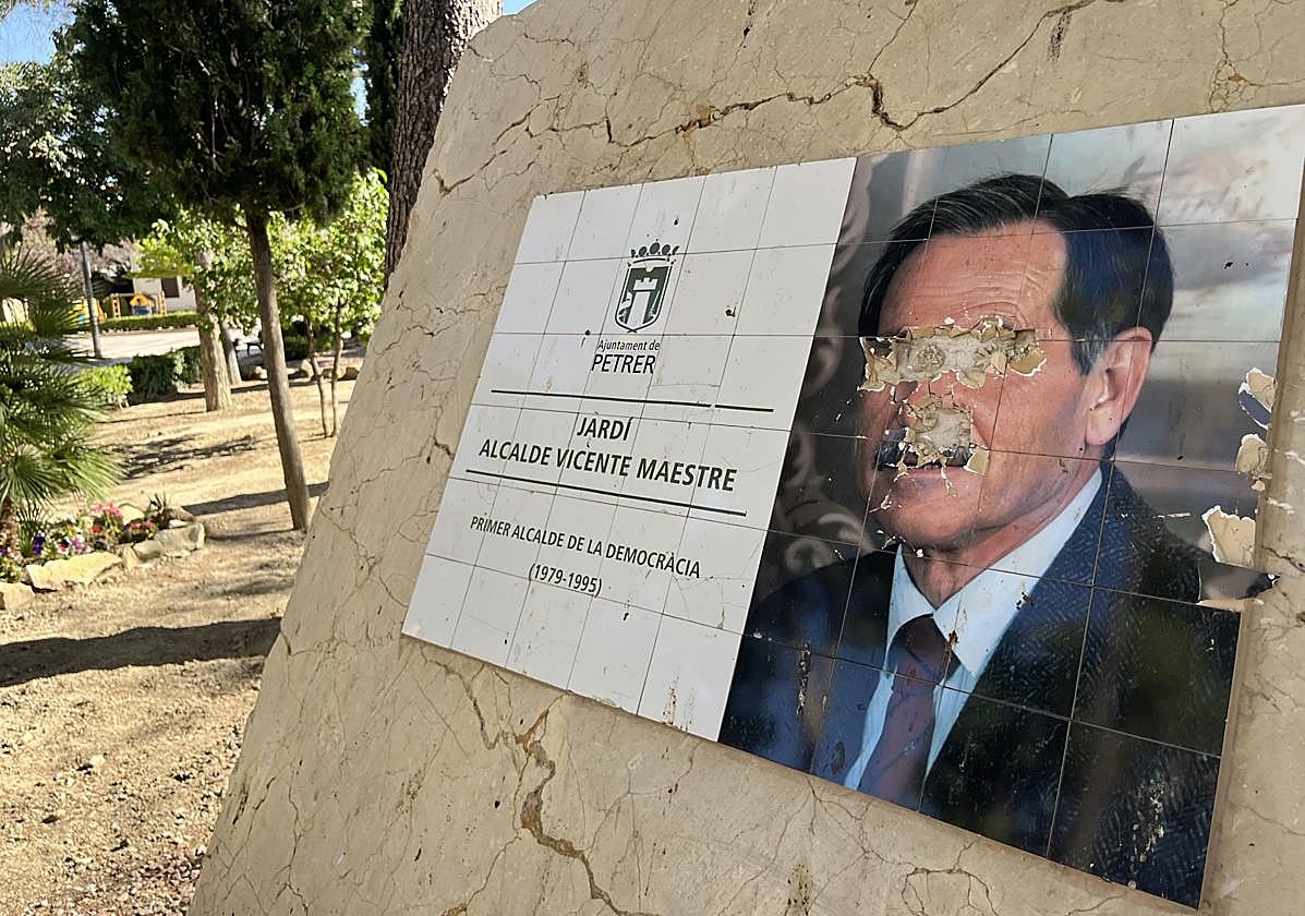 Imagen del monolito del alcalde Vicente Maestre tras el acto vandálico.