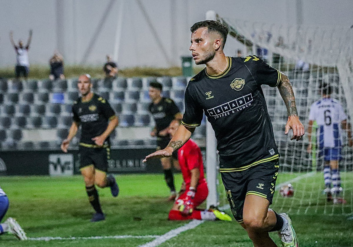 Pol Roigé celebra un gol con el Intercity.