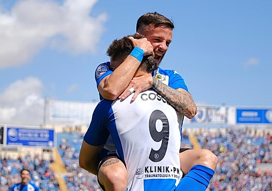 Javi Moreno abraza a Coscia tras uno de sus dos goles ante la Peña Deportiva.