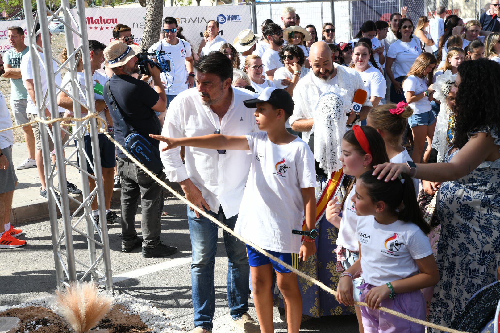 Manteos al artista, tracas y aplausos para celebrar el primer premio infantil de las Hogueras de Alicante