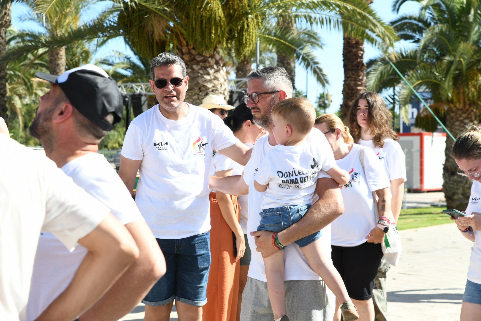 Manteos al artista, tracas y aplausos para celebrar el primer premio infantil de las Hogueras de Alicante