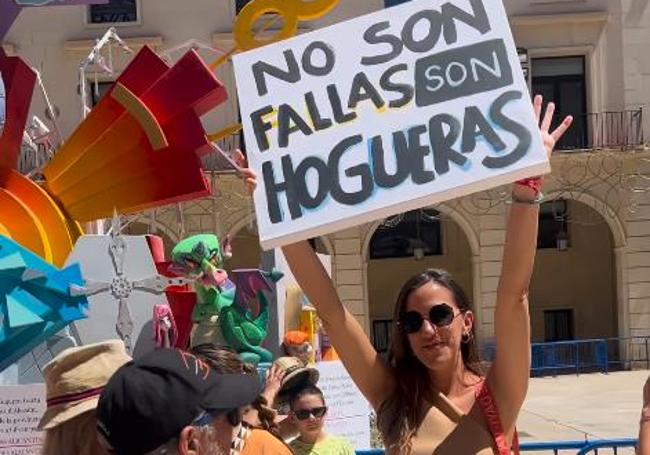 Elena Vidal con su cartel frente a la hoguera oficial.