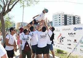 Manteos al artista, tracas y aplausos para celebrar el primer premio infantil de las Hogueras de Alicante
