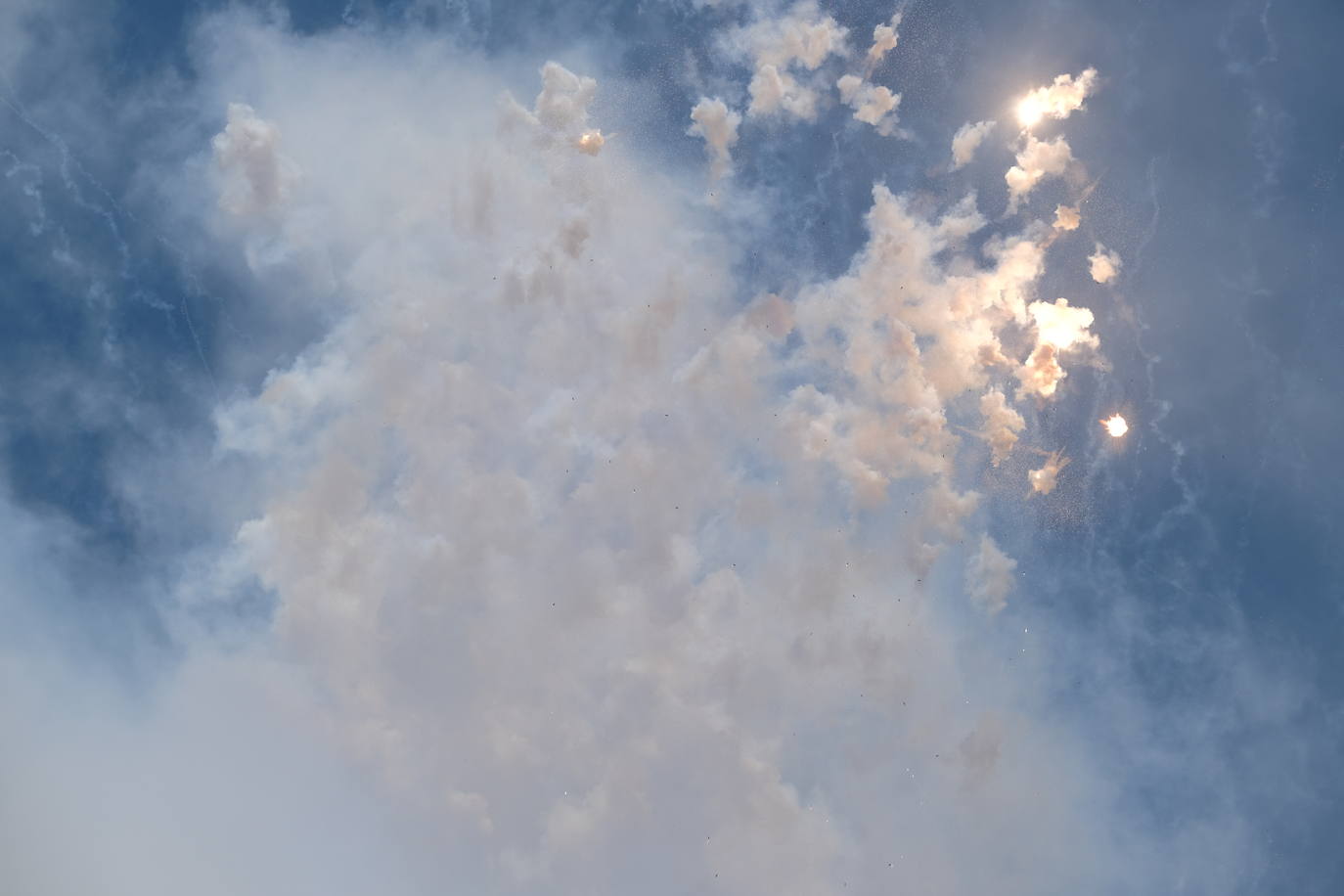 Así ha sido la mascletà del 20 de junio de Alicante en imágenes