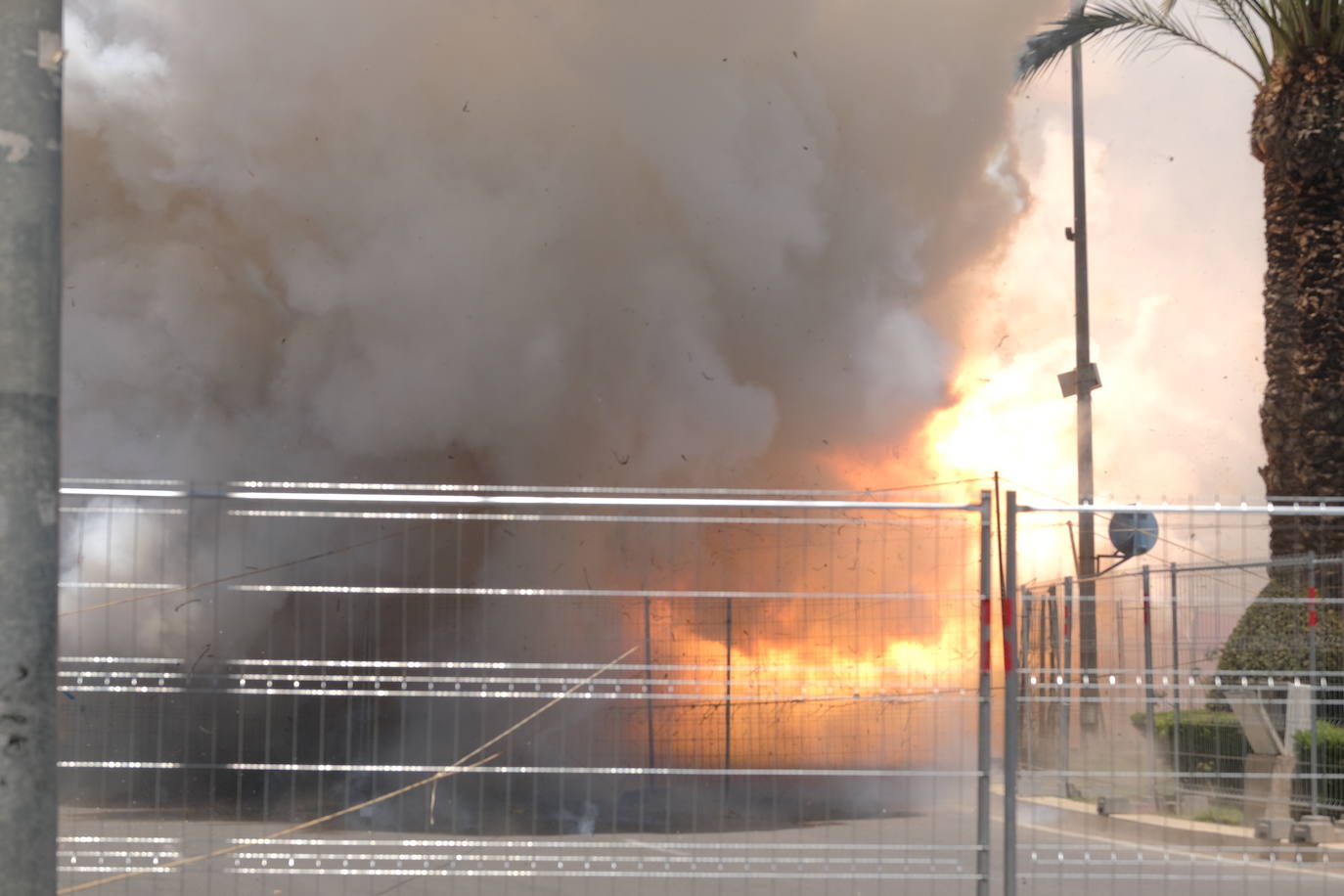 Así ha sido la mascletà del 20 de junio de Alicante en imágenes