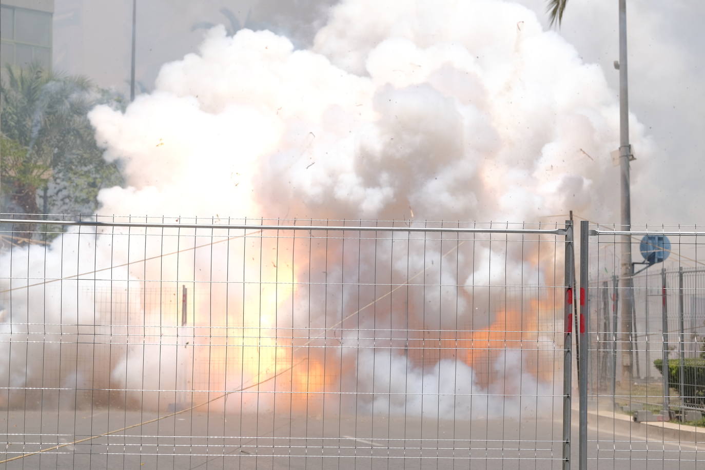 Así ha sido la mascletà del 20 de junio de Alicante en imágenes