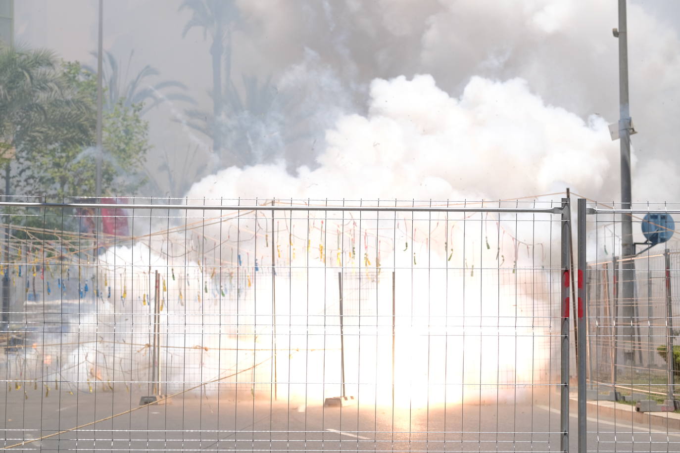 Así ha sido la mascletà del 20 de junio de Alicante en imágenes