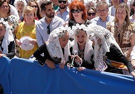 Las damas del foc infantiles dando inicio a la mascletà del 20 de junio.