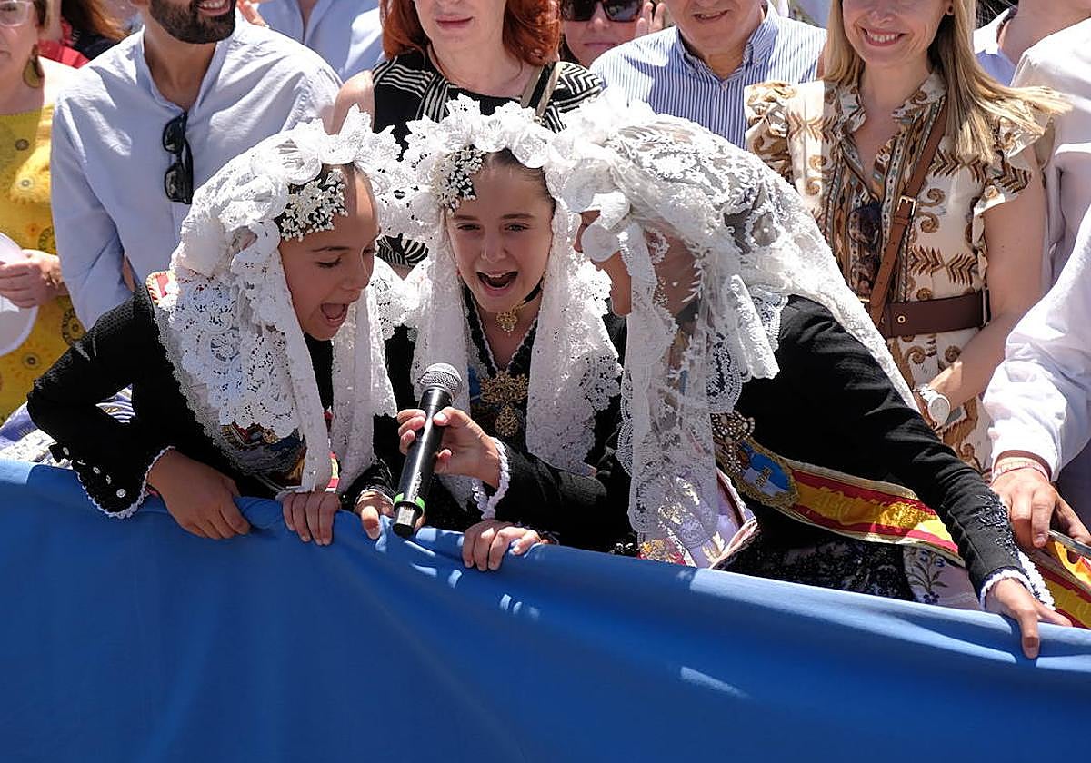 Las damas del foc infantiles dando inicio a la mascletà del 20 de junio.