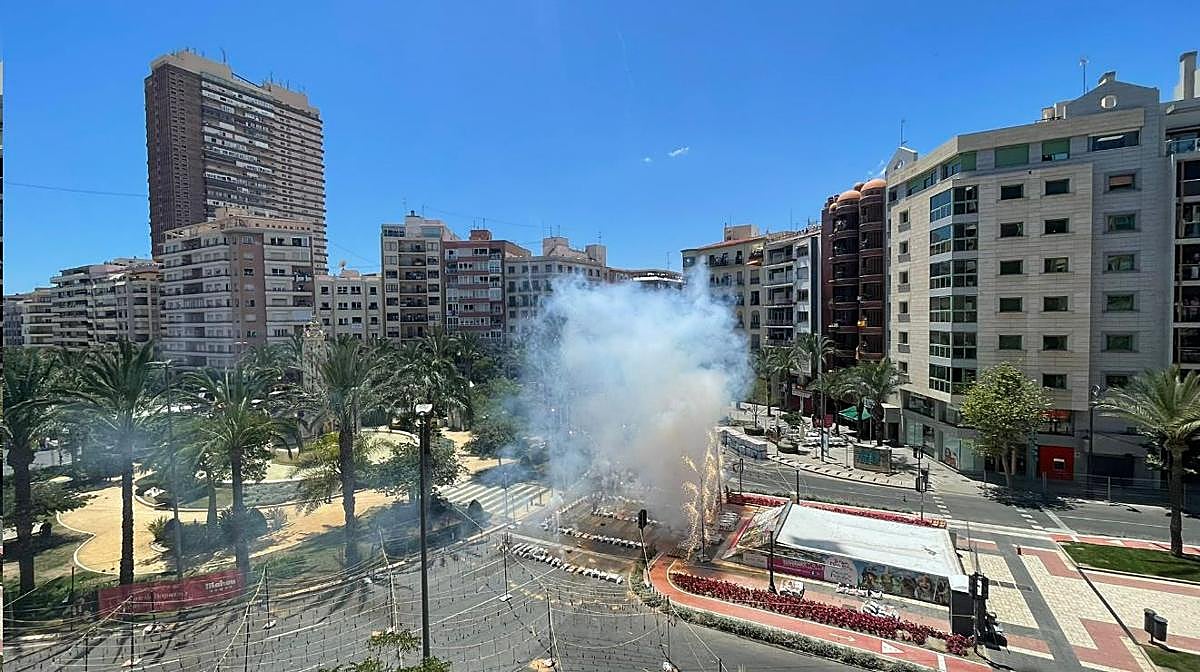 Así se viven las mascletàs de Alicante desde un balcón de Luceros