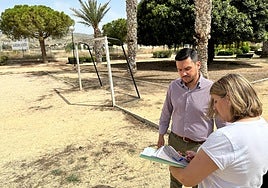 Concejales del Ayuntamiento de El Campello en la zona que albergará la pista deportiva.
