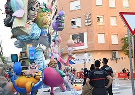 Los Bomberos, a los pies de la hoguera de La Ceràmica.