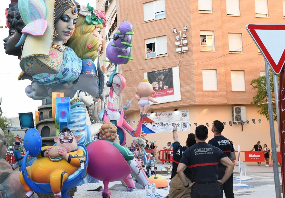 Los Bomberos, a los pies de la hoguera de La Ceràmica.