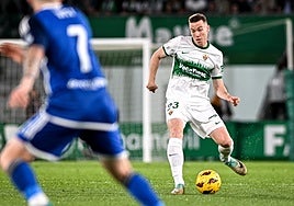 Carlos Clerc busca el pase ante el Oviedo.