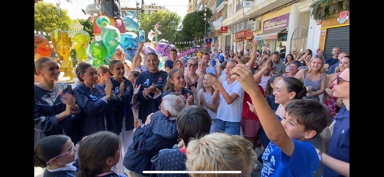 El presidente de Séneca-Autobusos y la bellea se abrazan tras conocer el premio.