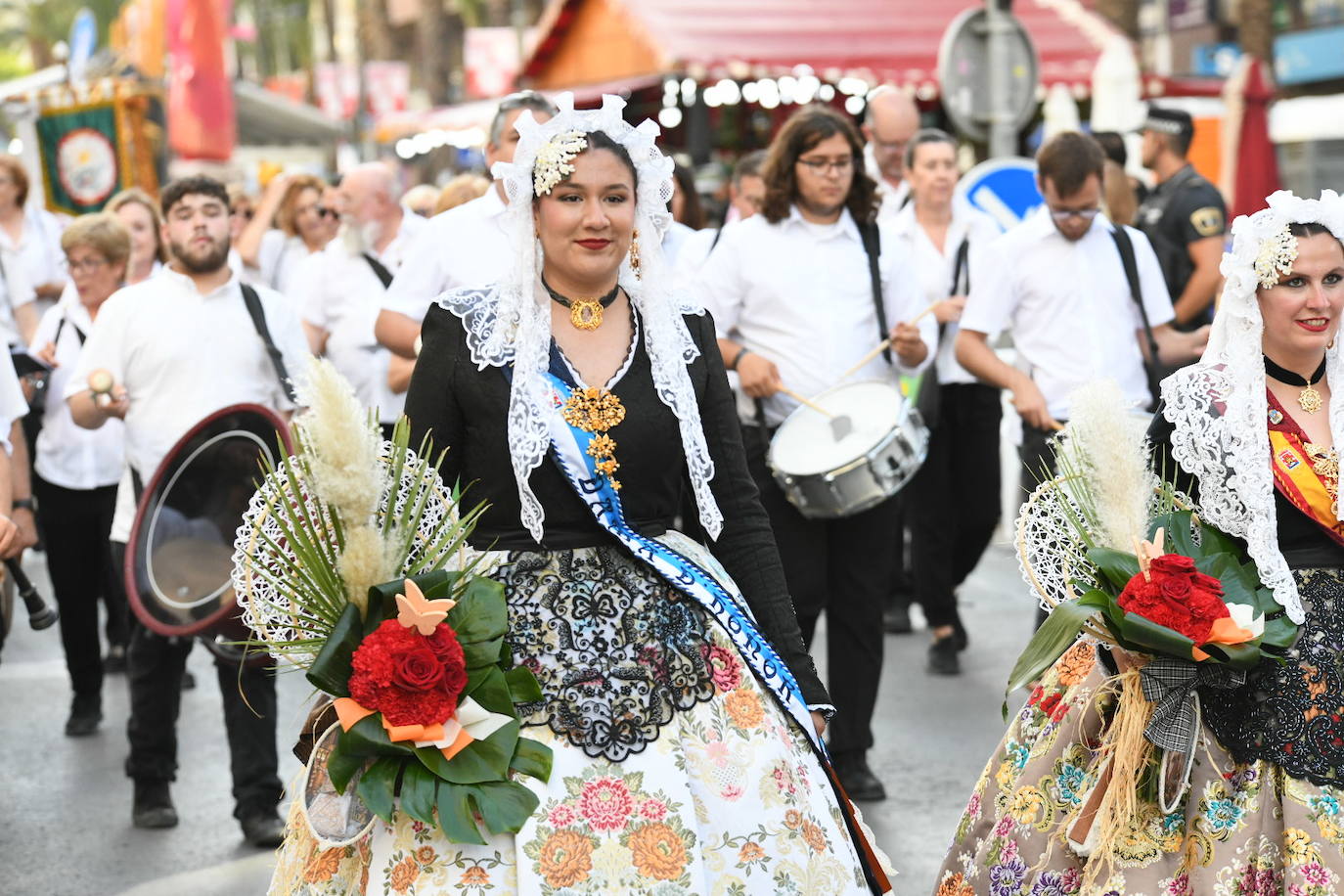 La Virgen del Remedio ya está cubierta de flores