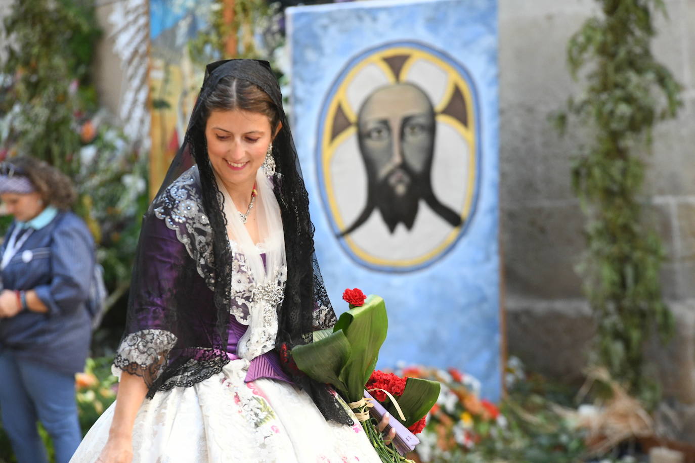 La Virgen del Remedio ya está cubierta de flores